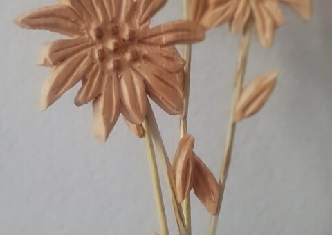 Sono nate le stelle (dettaglio) - scultura su cirmolo