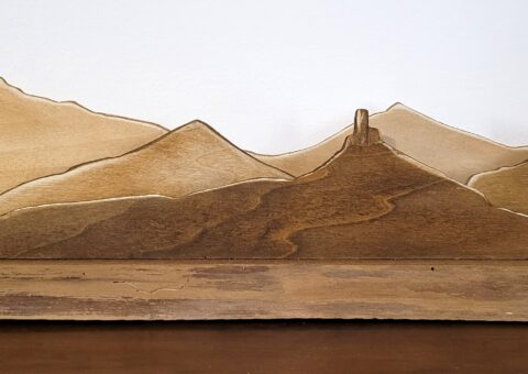 Skyline Felina - scultura su legno 66x13x16 cm