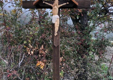Christo posizionato sulla croce esistente collocata sulla strada da Fontanacornia verso la “casa gialla” sotto la Pietra di Bismantova. 