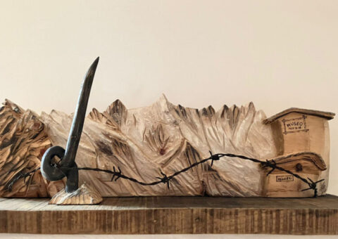 La guerra sulla porta - scultura su legno 66x23x30 cm  L'opera è esposta nel Museo "La guerra sulla porta" a Peio (TN)