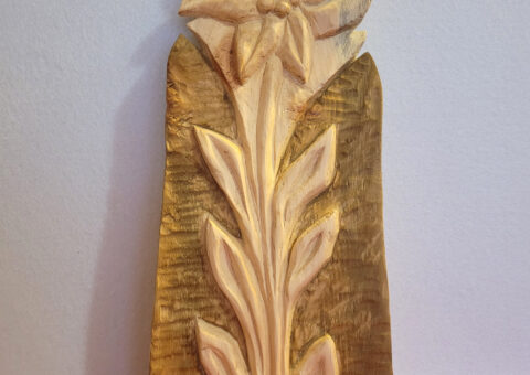 Stella alpina con foglie - scultura su cirmolo 16x42x6 cm